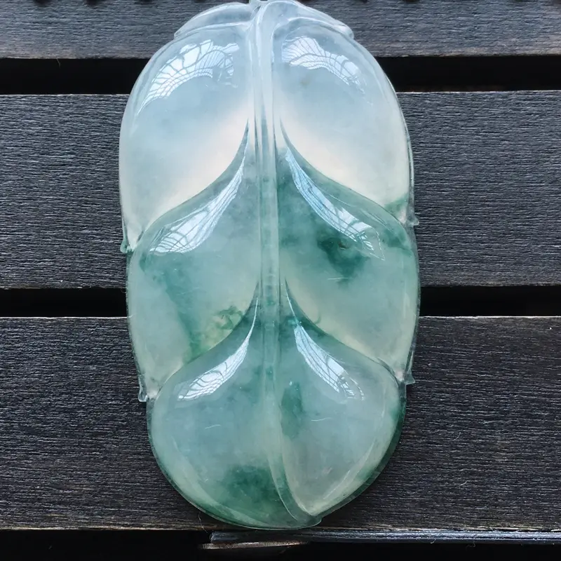 【自然光实拍,缅甸a货翡翠,飘花叶子,玉质细腻,大件饱满,品质佳,佩戴佳品】图4
