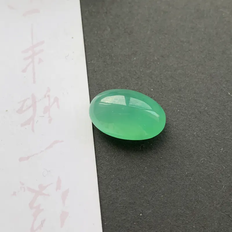 【满绿蛋面镶嵌件,种好,玉质细腻,色彩迷人,水头饱满,形体漂亮,水润精致,镶嵌效果极佳,尺寸18.4*12.6*8.2mm】图2