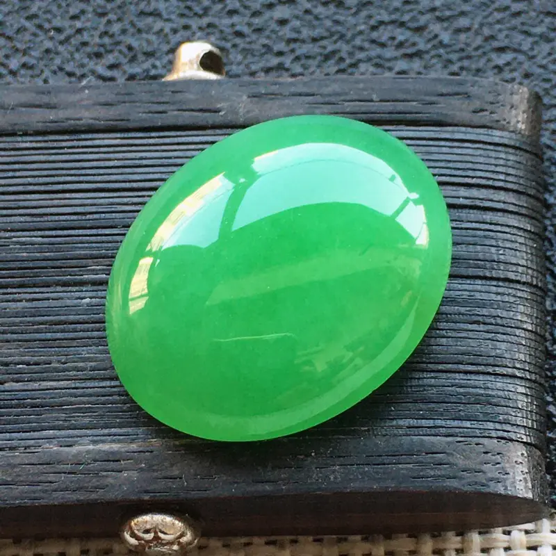 【精品翡翠蛋面,雕工精美,玉质莹润,玉:19.7*16.5*6.3MM,总质量:3.56g】图3
