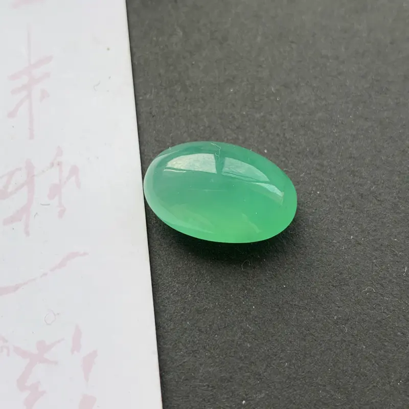 【满绿蛋面镶嵌件,种好,玉质细腻,色彩迷人,水头饱满,形体漂亮,水润精致,镶嵌效果极佳,尺寸18.4*12.6*8.2mm】图1