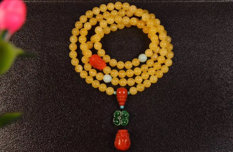 【纯天然精品俄料鸡油黄蜜蜡108颗手链项链两用款!由7mm天然蜜蜡搭配天然精品南红一体三通,天然保山南红立体貔貅:14.2×10.2×11mm,天然满色满肉南红立体貔貅:17×13.5×12.5mm!天然A货翡翠辣绿四叶草!天然绿松圆珠等!绕手四圈!品质干净!款式简洁大方!总重:30.5克!】图2