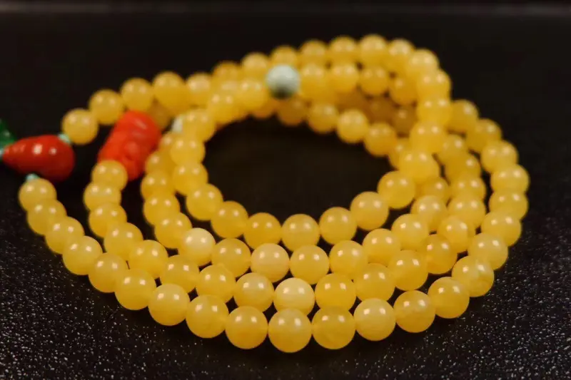【纯天然精品俄料鸡油黄蜜蜡108颗手链项链两用款!由7mm天然蜜蜡搭配天然精品南红一体三通,天然保山南红立体貔貅:14.2×10.2×11mm,天然满色满肉南红立体貔貅:17×13.5×12.5mm!天然A货翡翠辣绿四叶草!天然绿松圆珠等!绕手四圈!品质干净!款式简洁大方!总重:30.5克!】图4