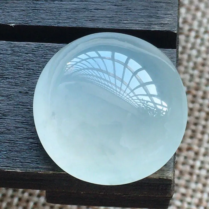 【自然光实拍,缅甸a货翡翠,冰种蛋面,种好水润,玉质细腻,大件饱满,形体好,镶嵌佳品。】图5
