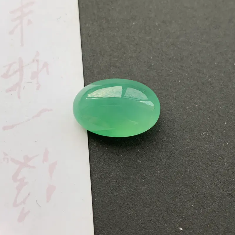 【满绿蛋面镶嵌件,种好,玉质细腻,色彩迷人,水头饱满,形体漂亮,水润精致,镶嵌效果极佳,尺寸18.4*12.6*8.2mm】图5
