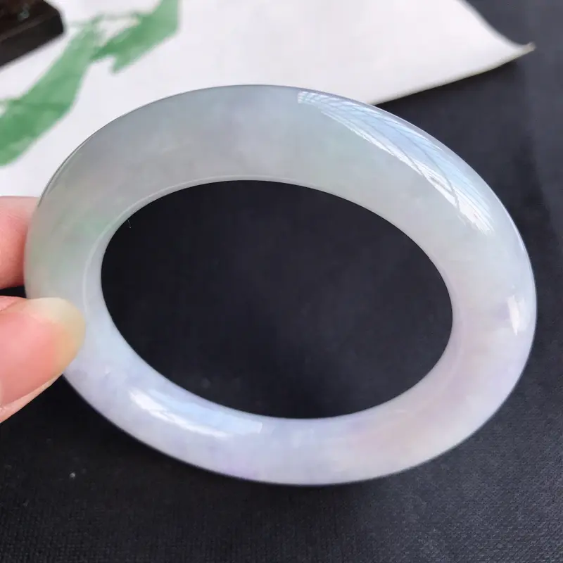【圈口57mm天然翡翠A货老坑糯化种飘紫罗兰圆条手镯,圈口:57.4×12.3mm,料子细腻,水头好,版型端庄】图2