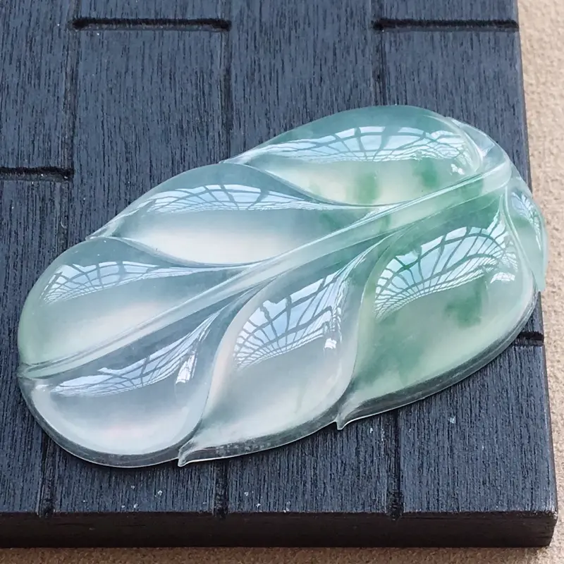 【自然光实拍,缅甸a货翡翠,冰种飘花玉叶子,种好通透,花色漂亮,玉质莹润,形体好,大件饱满,品质佳】图1