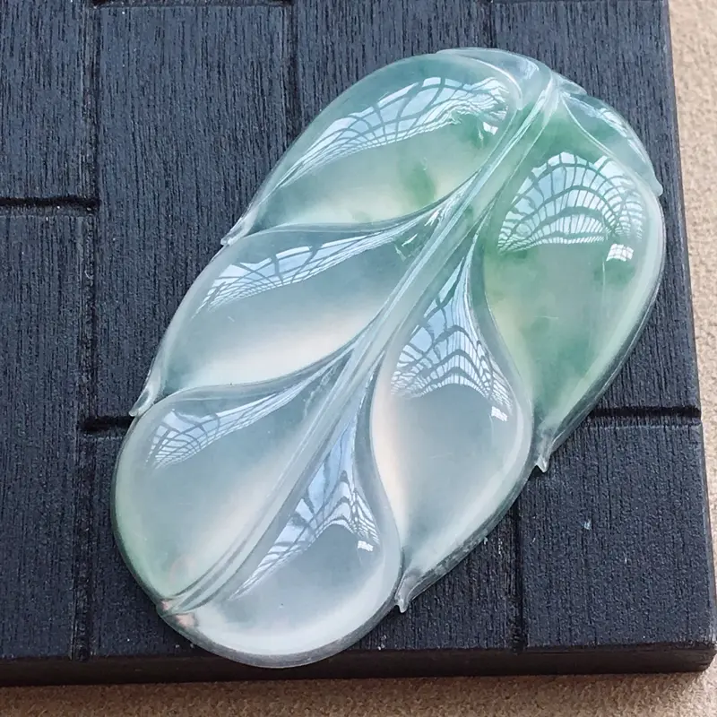【自然光实拍,缅甸a货翡翠,冰种飘花玉叶子,种好通透,花色漂亮,玉质莹润,形体好,大件饱满,品质佳】图3