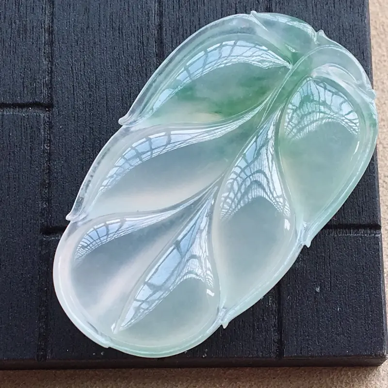 【自然光实拍,缅甸a货翡翠,冰种飘花玉叶子,种好通透,花色漂亮,玉质莹润,形体好,大件饱满,品质佳】图4