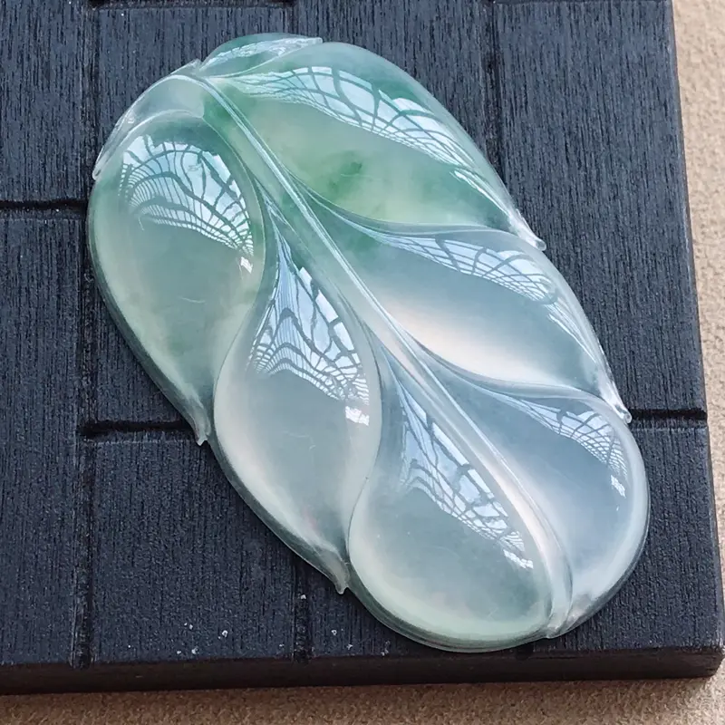 【自然光实拍,缅甸a货翡翠,冰种飘花玉叶子,种好通透,花色漂亮,玉质莹润,形体好,大件饱满,品质佳】图2
