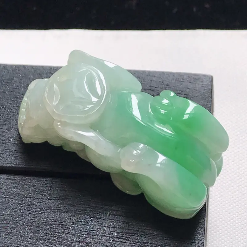 【翡翠A货,糯种飘阳绿精美貔貅吊坠,玉质细腻,底色漂亮,上身高贵,尺寸33.5/14.5/14.4】图5