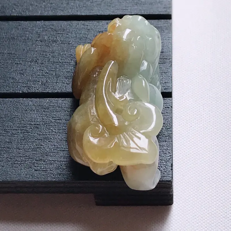 【翡翠A货,糯种飘黄精美貔貅吊坠,玉质细腻,底色漂亮,上身高贵,尺寸37.0/19.8/13.9】图3