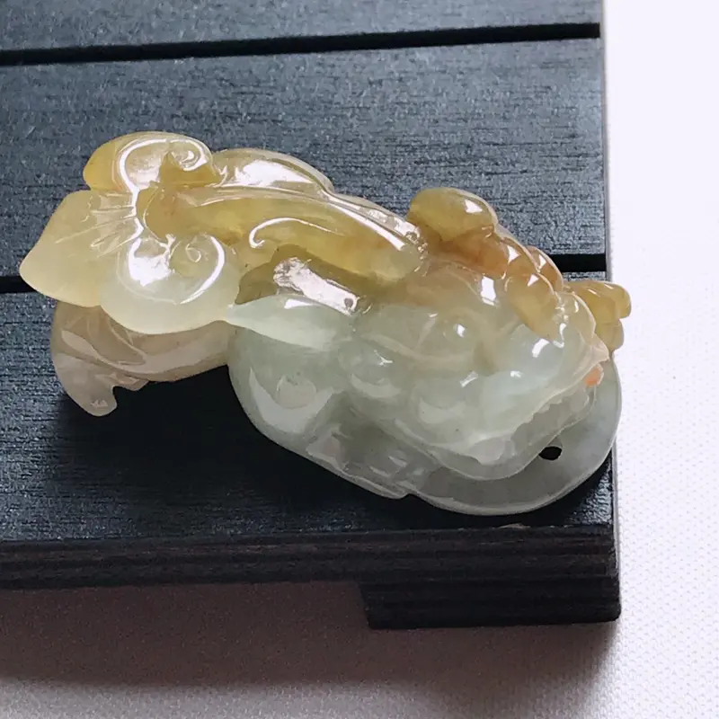 【翡翠A货,糯种飘黄精美貔貅吊坠,玉质细腻,底色漂亮,上身高贵,尺寸37.0/19.8/13.9】图8