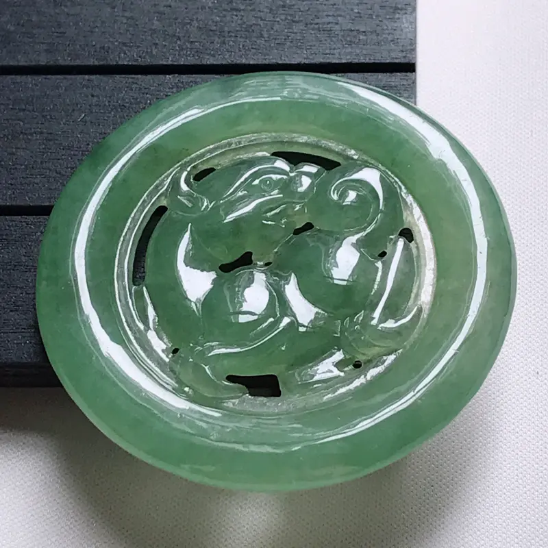 【翡翠A货,冰糯种满绿精美貔貅牌吊坠,玉质细腻,底色漂亮,上身高贵,尺寸52.5/52.5/5.5】图7