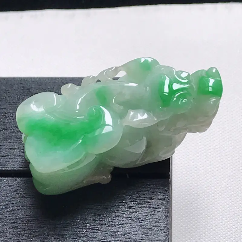 【翡翠A货,糯种飘阳绿精美貔貅吊坠,玉质细腻,底色漂亮,上身高贵,尺寸33.5/14.5/14.4】图3