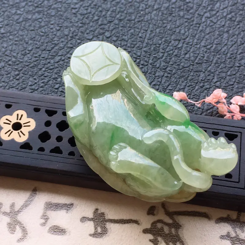 【缅甸翡翠黄加绿貔貅吊坠,自然光实拍,颜色漂亮,玉质莹润,佩戴佳品,尺寸:51.8*23.3*17.4mm,重34.99克,无纹裂】图7