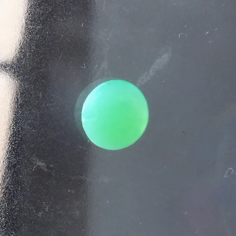 【自然光实拍,缅甸a货翡翠,果绿蛋面,饱满种好水润,玉质细腻,雕工精细,品相佳,镶嵌佳品,】图7