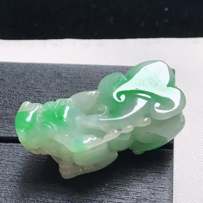 【翡翠A货,糯种飘阳绿精美貔貅吊坠,玉质细腻,底色漂亮,上身高贵,尺寸33.5/14.5/14.4】图6