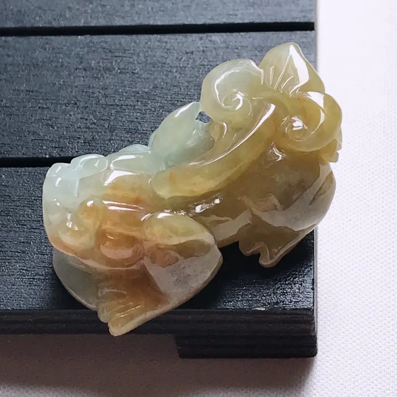 【翡翠A货,糯种飘黄精美貔貅吊坠,玉质细腻,底色漂亮,上身高贵,尺寸37.0/19.8/13.9】图7