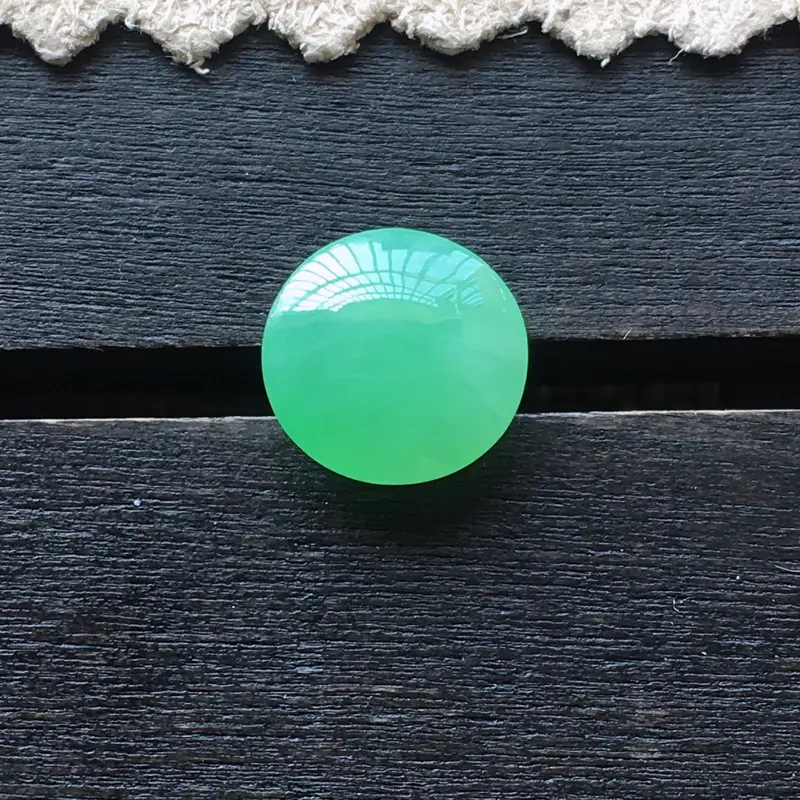 【自然光实拍,缅甸a货翡翠,果绿蛋面,饱满种好水润,玉质细腻,雕工精细,品相佳,镶嵌佳品,】图4