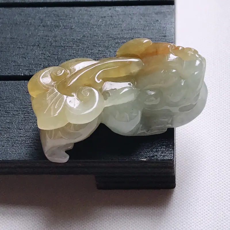 【翡翠A货,糯种飘黄精美貔貅吊坠,玉质细腻,底色漂亮,上身高贵,尺寸37.0/19.8/13.9】图4
