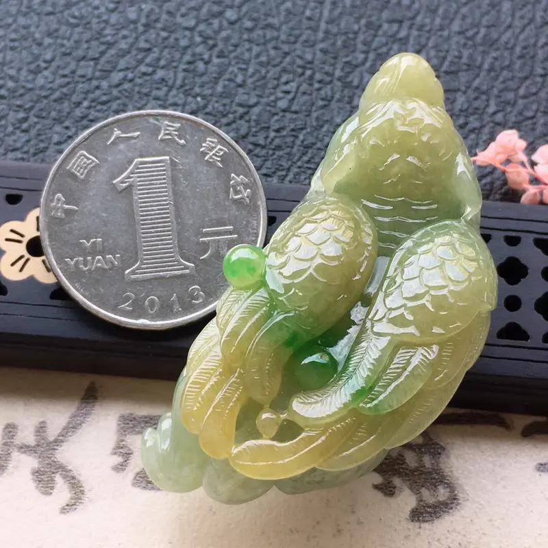 【缅甸翡翠黄加绿貔貅吊坠,自然光实拍,颜色漂亮,玉质莹润,佩戴佳品,尺寸:51.8*23.3*17.4mm,重34.99克,无纹裂】图8