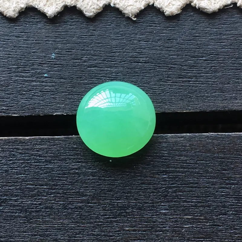 【自然光实拍,缅甸a货翡翠,果绿蛋面,饱满种好水润,玉质细腻,雕工精细,品相佳,镶嵌佳品,】图1