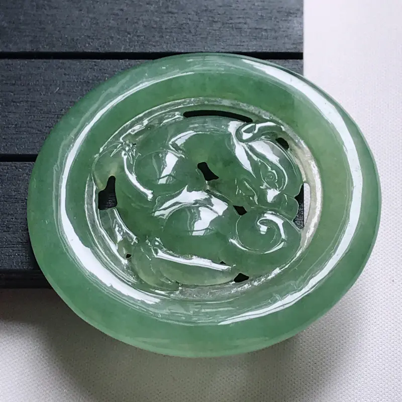【翡翠A货,冰糯种满绿精美貔貅牌吊坠,玉质细腻,底色漂亮,上身高贵,尺寸52.5/52.5/5.5】图3