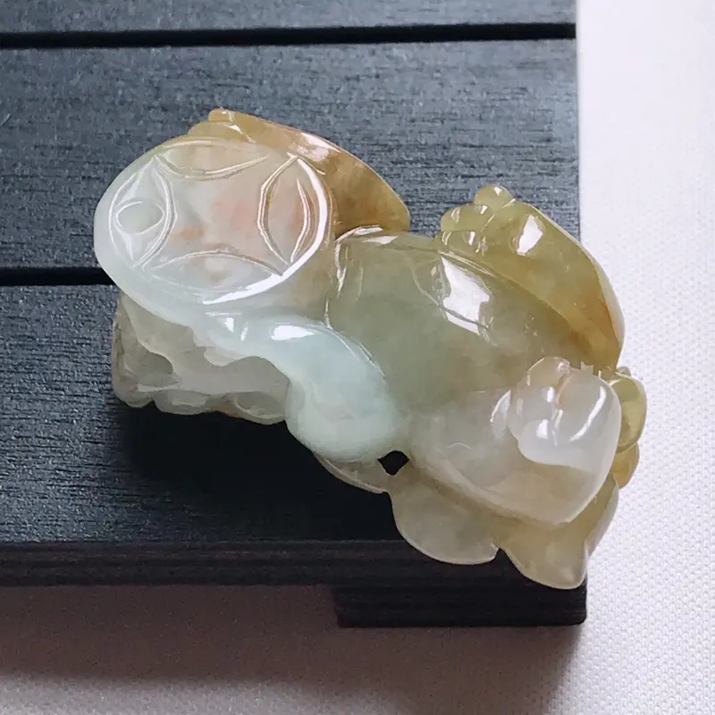 【翡翠A货,糯种飘黄精美貔貅吊坠,玉质细腻,底色漂亮,上身高贵,尺寸37.0/19.8/13.9】图6