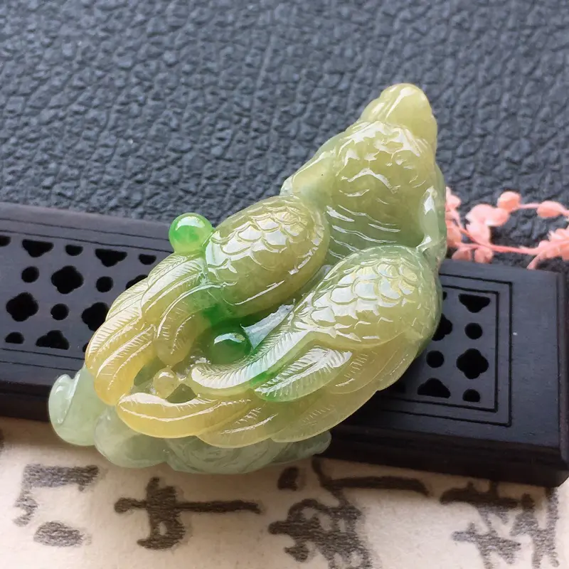 【缅甸翡翠黄加绿貔貅吊坠,自然光实拍,颜色漂亮,玉质莹润,佩戴佳品,尺寸:51.8*23.3*17.4mm,重34.99克,无纹裂】图5