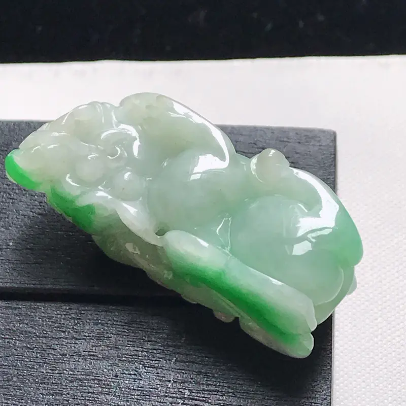 【翡翠A货,糯种飘阳绿精美貔貅吊坠,玉质细腻,底色漂亮,上身高贵,尺寸33.5/14.5/14.4】图4