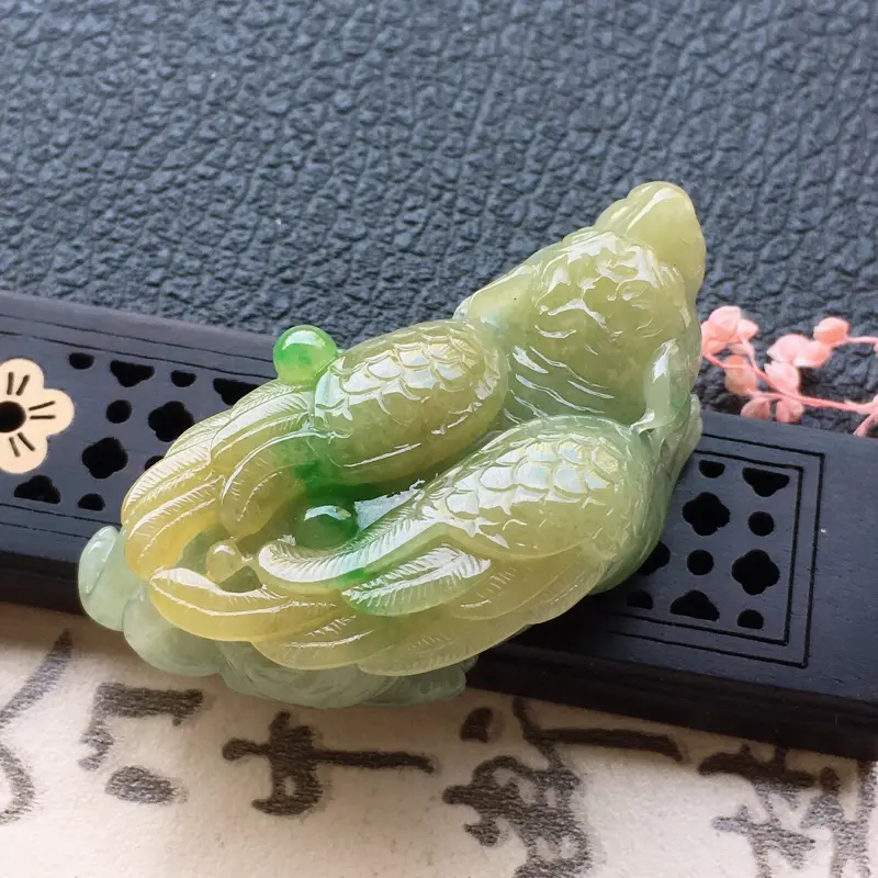 【缅甸翡翠黄加绿貔貅吊坠,自然光实拍,颜色漂亮,玉质莹润,佩戴佳品,尺寸:51.8*23.3*17.4mm,重34.99克,无纹裂】图1