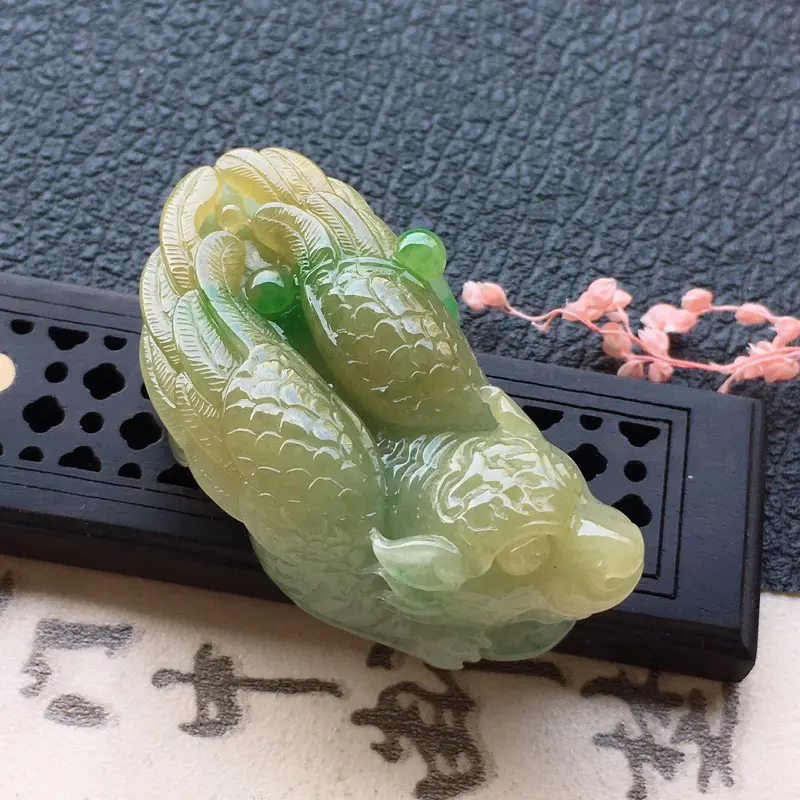 【缅甸翡翠黄加绿貔貅吊坠,自然光实拍,颜色漂亮,玉质莹润,佩戴佳品,尺寸:51.8*23.3*17.4mm,重34.99克,无纹裂】图2