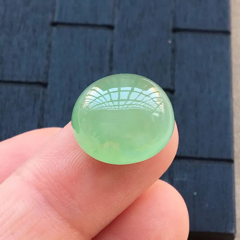 【自然光实拍,缅甸a货翡翠,苹果绿蛋面,种好水润,颜色漂亮,形体饱满,品质佳,镶嵌效果好】图1