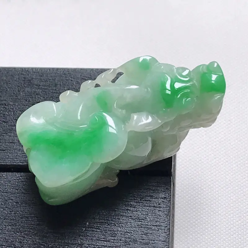【翡翠A货,糯种飘阳绿精美貔貅吊坠,玉质细腻,底色漂亮,上身高贵,尺寸33.5/14.5/14.4】图2