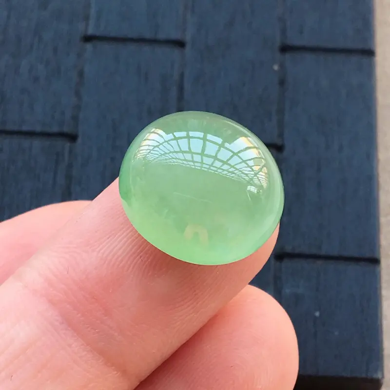 【自然光实拍,缅甸a货翡翠,苹果绿蛋面,种好水润,颜色漂亮,形体饱满,品质佳,镶嵌效果好】图2