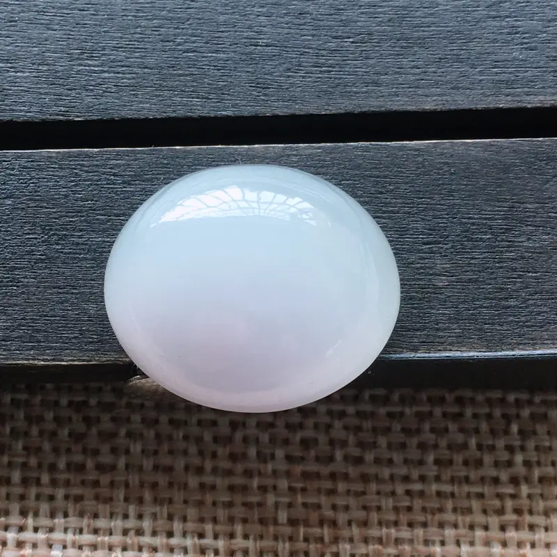 【自然光实拍,缅甸a货翡翠,大蛋面,带紫底色,饱满种好水润,玉质细腻,雕工精细,品相佳,】图3