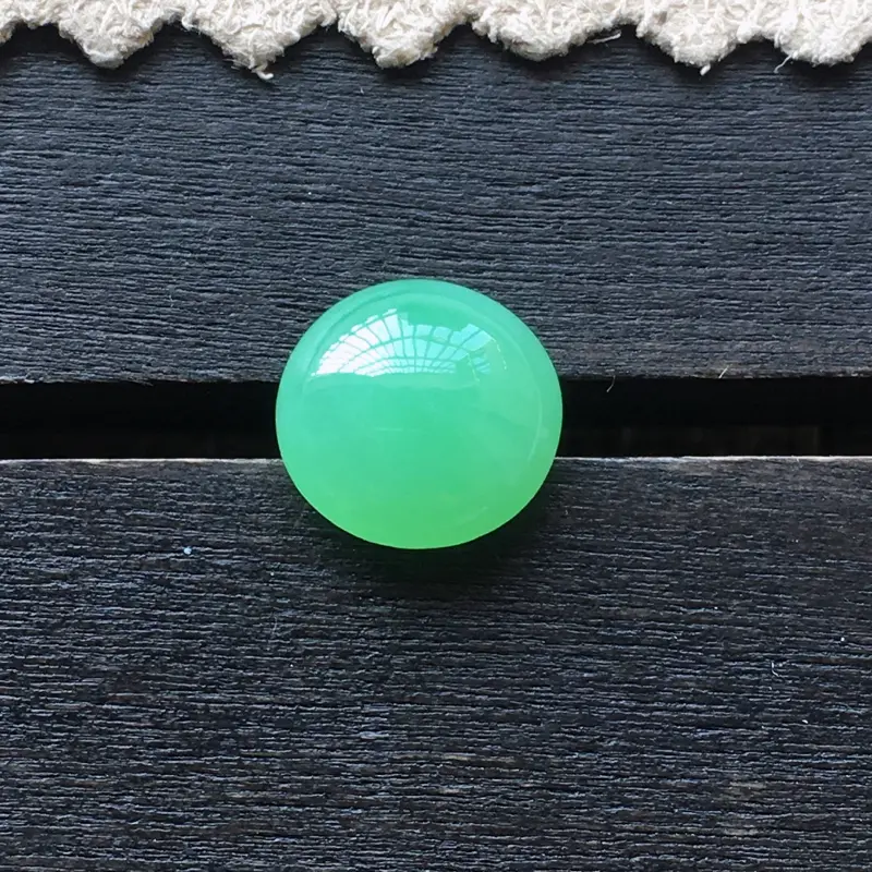 【自然光实拍,缅甸a货翡翠,果绿蛋面,饱满种好水润,玉质细腻,雕工精细,品相佳,镶嵌佳品,】图3