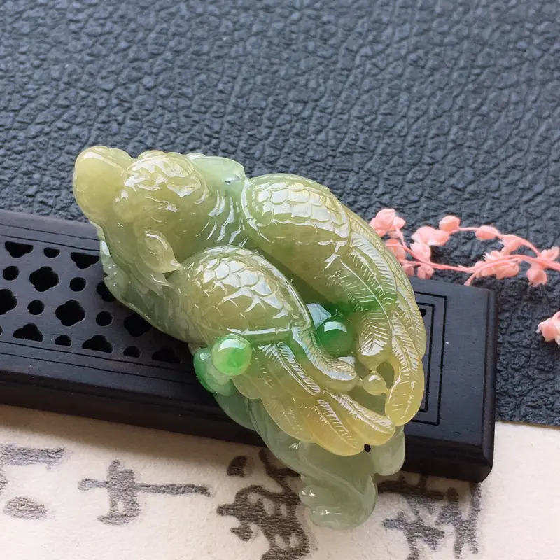 【缅甸翡翠黄加绿貔貅吊坠,自然光实拍,颜色漂亮,玉质莹润,佩戴佳品,尺寸:51.8*23.3*17.4mm,重34.99克,无纹裂】图4