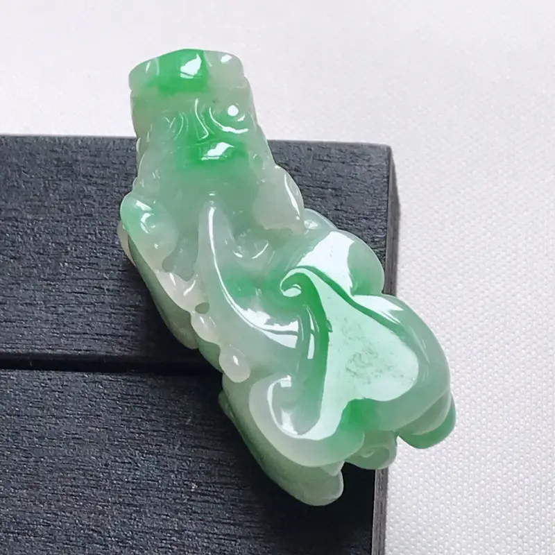 【翡翠A货,糯种飘阳绿精美貔貅吊坠,玉质细腻,底色漂亮,上身高贵,尺寸33.5/14.5/14.4】图1