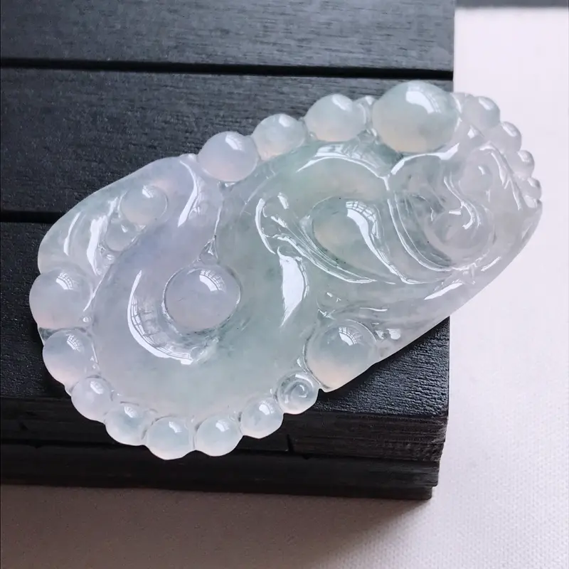 【翡翠A货,冰糯种淡紫精美龙牌吊坠,玉质细腻,底色漂亮,上身高贵,尺寸52.7/31.8/4.0】图4