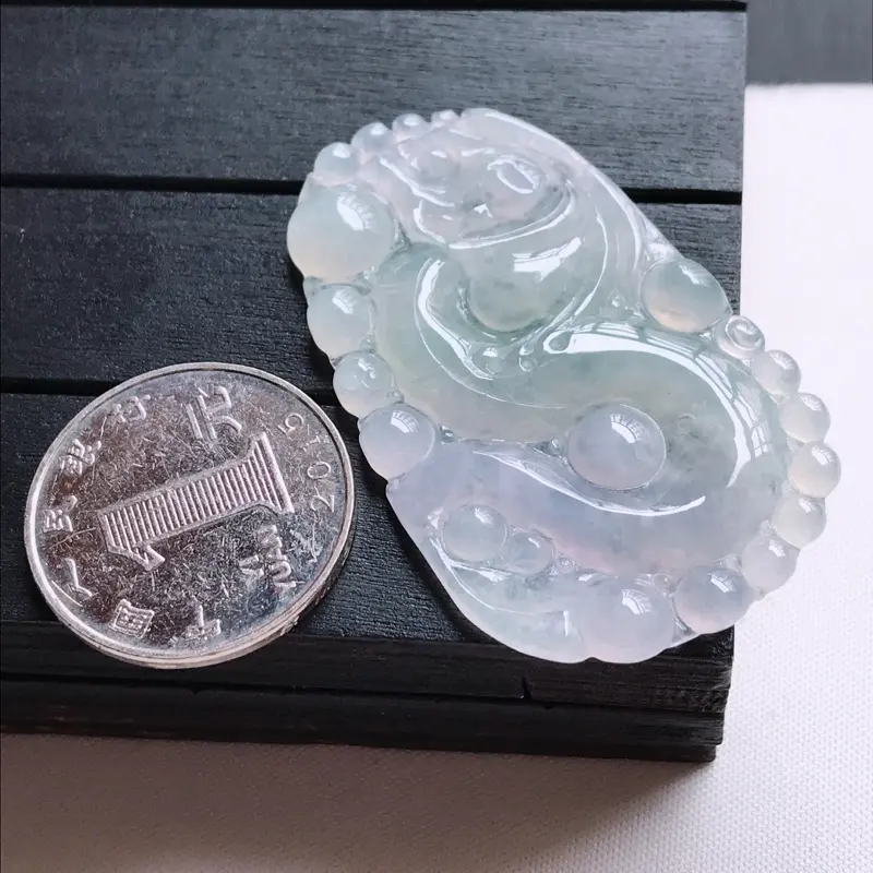 【翡翠A货,冰糯种淡紫精美龙牌吊坠,玉质细腻,底色漂亮,上身高贵,尺寸52.7/31.8/4.0】图8