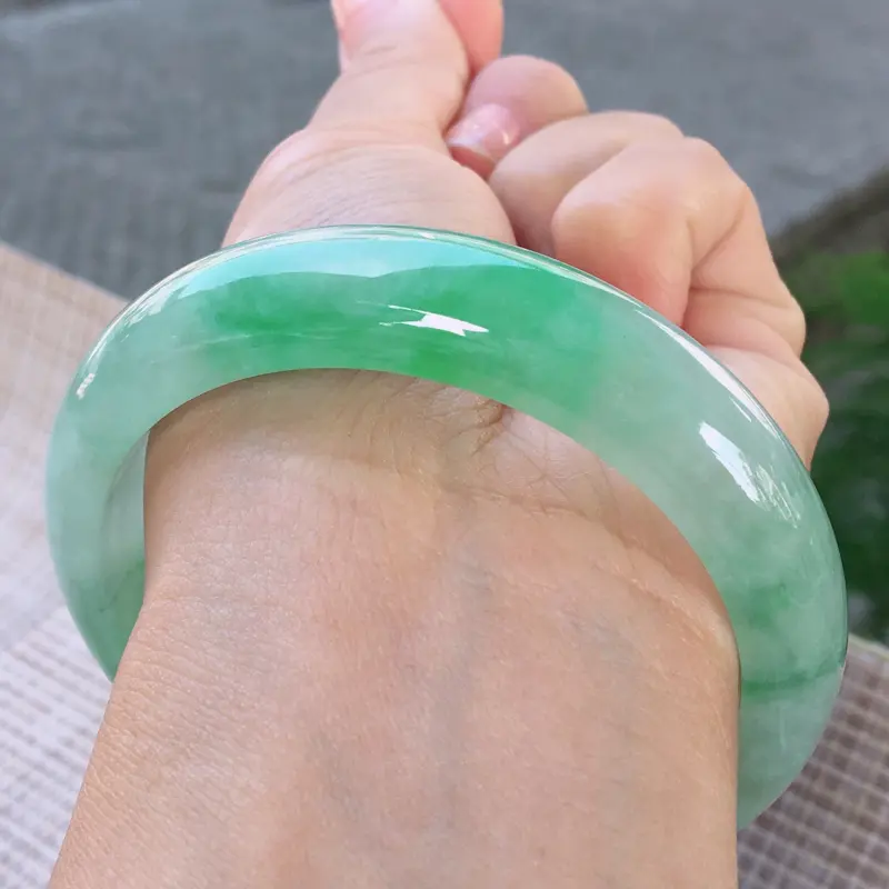 【正圈57-58,天然翡翠手镯,莹润优雅,精美飘绿,质地细腻,颜色漂亮,正装玉手镯,尺寸圈口57.3/14/8, 011531】图6