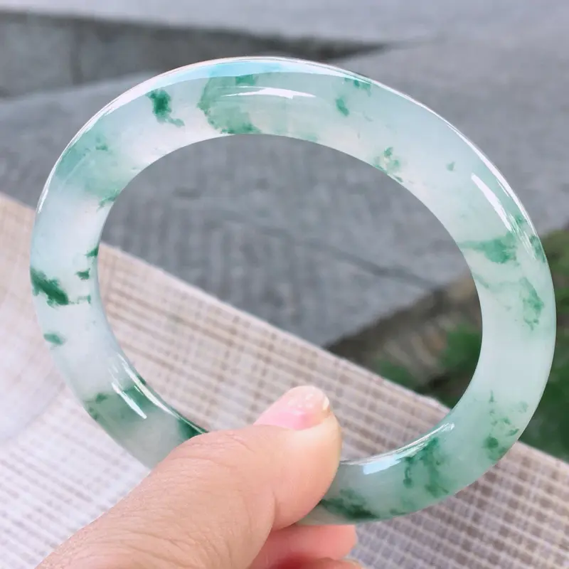 【圆条55-56,天然翡翠手镯,老坑全胶感,灵动飘花,高档精美,荧光四射,圆条玉手镯,完美无纹裂,尺寸圈口55.2/9.4, 011537】图4