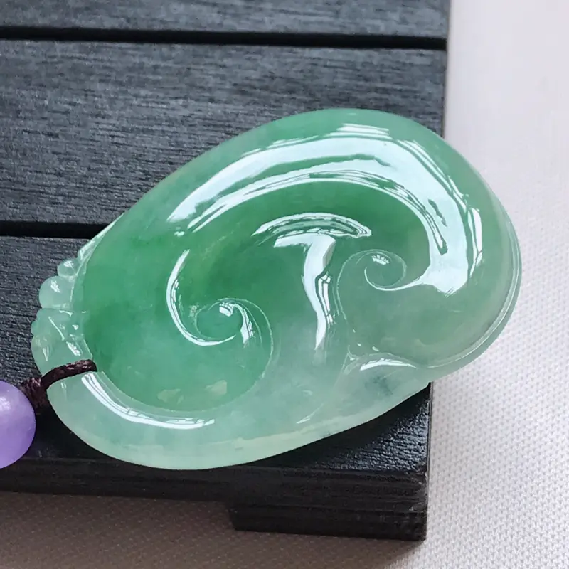 【翡翠A货,糯化种飘绿精美如意吊坠,玉质细腻,底色漂亮,上身高贵,尺寸37.3/27.2/5.6,顶珠为装饰珠##**】图7
