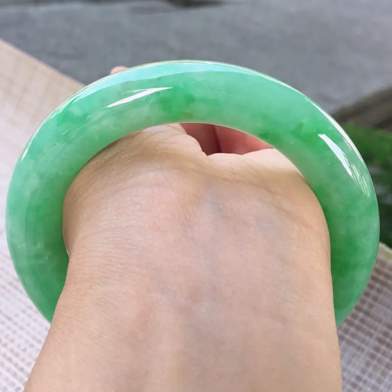 【圆条58,天然翡翠手镯,莹润优雅,精美满绿,质地细腻,颜色漂亮,饱满圆条玉手镯,完美无纹裂,尺寸圈口58/12.3, 011534】图8
