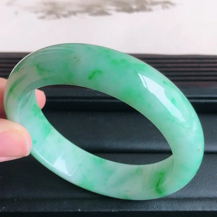 【圈口57mm,天然缅甸翡翠A货飘绿宽边手镯 ,料子细腻柔洁, 尺寸57/15/8.5mm ,重量70.07g。##**】图4