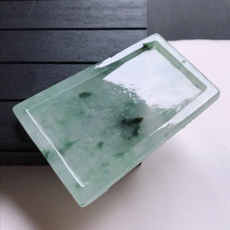 【翡翠A货,糯化种飘花精美山水牌吊坠,玉质细腻,底色漂亮,上身高贵,尺寸70.0/49.1/7.0】图5