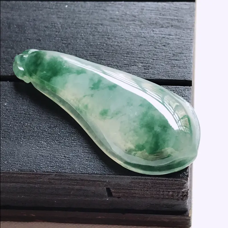 【翡翠A货,冰糯种飘花饱满福瓜吊坠,玉质细腻,底色漂亮,上身高贵,尺寸40.9/17.4/7.2】图7