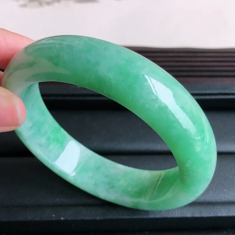 【圈口 58mm,天然缅甸老坑翡翠A货绿色宽边手镯 ,料子细腻柔洁,尺寸58/15/9mm ,重量77g。##**】图1