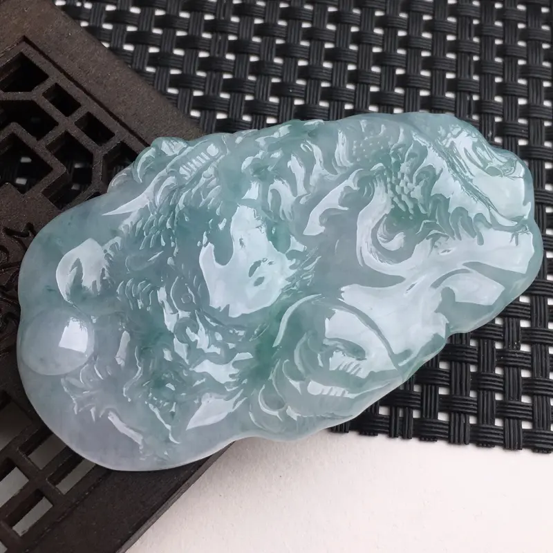 【A货翡翠 冰糯种飘花龙行天下龙牌挂件 尺寸75.9*46.8*6.8mm 水头好,料子细腻,莹润通透,雕工栩栩如生】图3